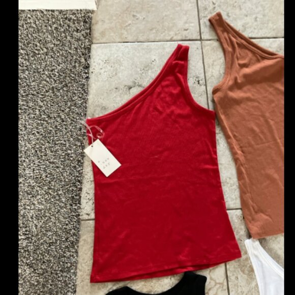 ❤️3/$12 Tank Top Bundle Includes 6 NWT (5 size small & 1 size medium) - Picture 6 of 6